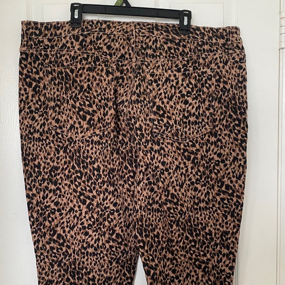 Leopard print capris/pants - Picture 2 of 3